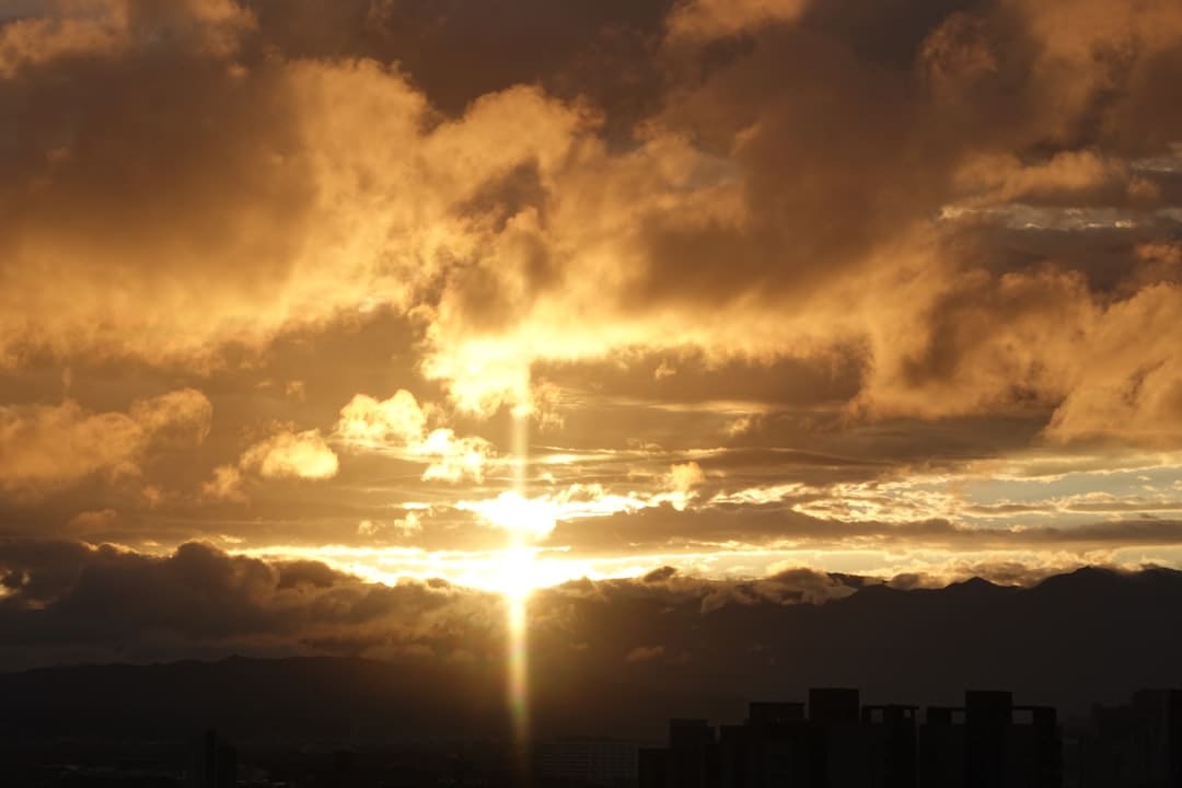 勇士官方晒巴特勒成龙合照 功夫巨星获赠球衣